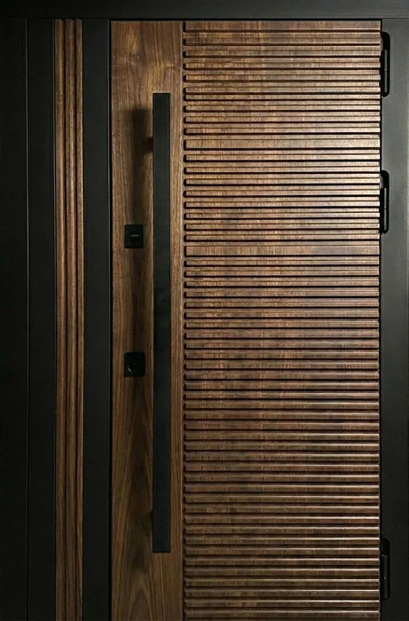 Железная дверь чёрная с накладкой под орех и горизонтальными рейками №83