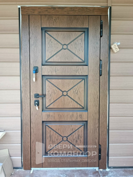 Входная дверь терморазрыв  шпон / зеркало-эмаль с двухцветной окраской металла, магнитными уплотнителями, порогом из нержавейки