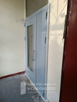 Полуторная входная дверь в подъезд  со стеклопакетом и доводчиком, на заказ